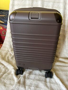 NWT Beis HYBRID Carry on 21 inch Roller Spinner Suitcase Luggage in ESPRESSO BRO